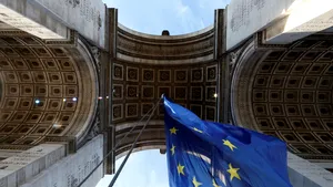 Steagul UE, arborat sub Arcul de Triumf din Franţa, a iscat o dispută între politicieni. Duminică a fost dat jos