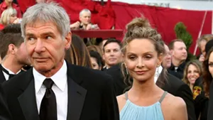 Harrison Ford va adopta copilul înfiat de iubita sa