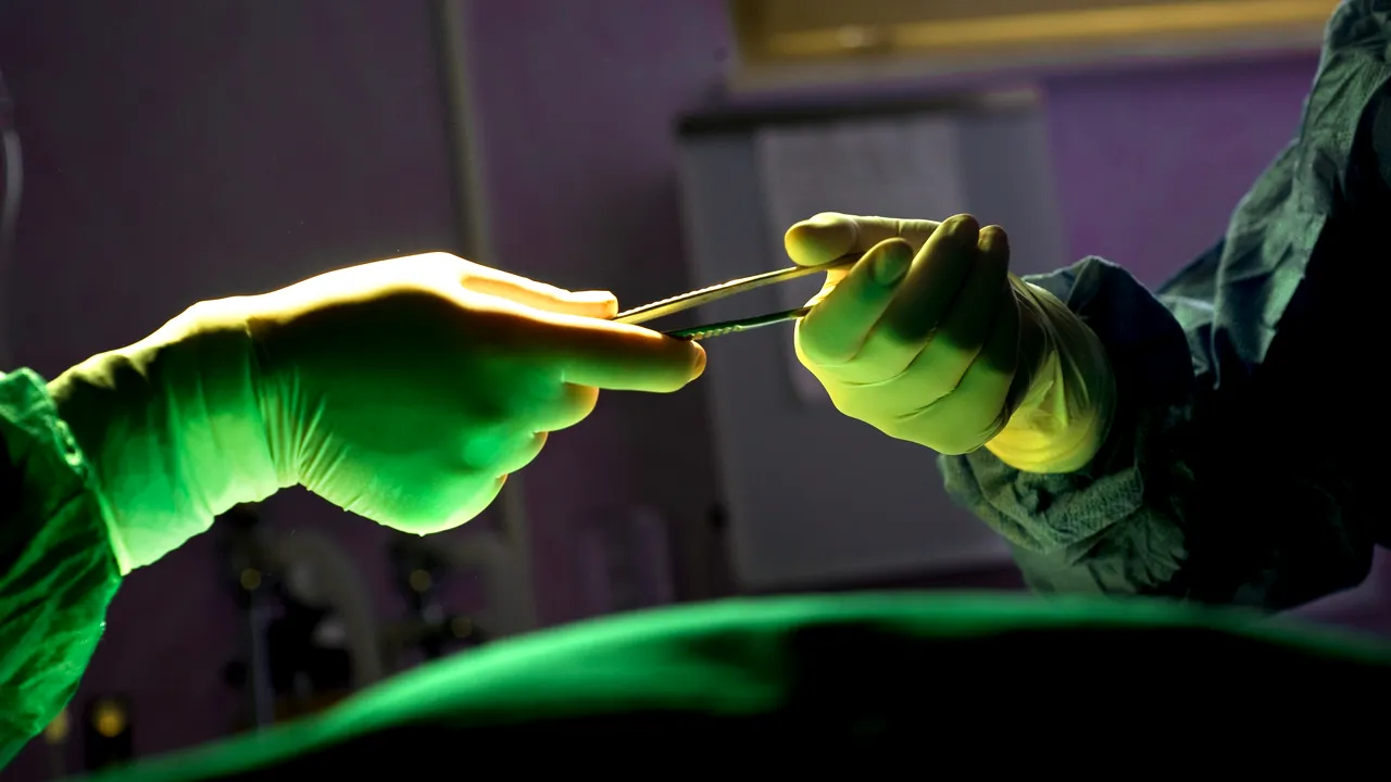 Premieră medicală mondială. Tumoare de 20 centimetri, îndepărtată printr-o operaţie fără incizii, într-un spital din Milano
