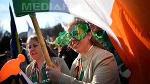 Mii de persoane, cu steguleţe şi baloane, au participat la parada St. Patrick's Day din Capitală - FOTO