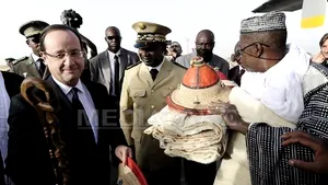 François Hollande, primit ca un eliberator în Mali, promite că va duce misiunea până la capăt
