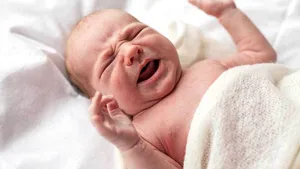 VIDEO SOLUŢIA pentru a face un bebeluş să nu mai plângă în câteva secunde. Trucul simplu şi la îndemâna oricărui părinte