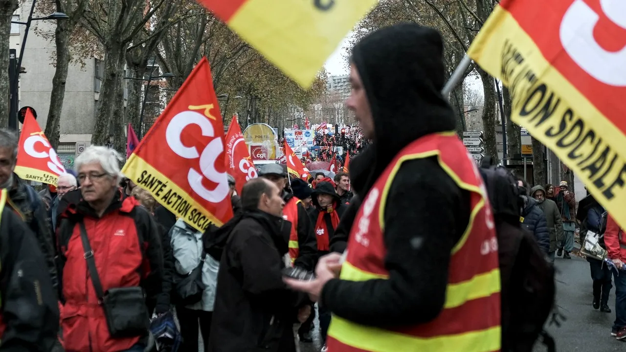 Mai mulţi manifestanţi au încercat să pătrundă cu forţa într-un teatru unde se afla Macron | VIDEO