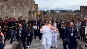Jackie Chan a purtat flacăra olimpică prin ruinele orașului Pompeii