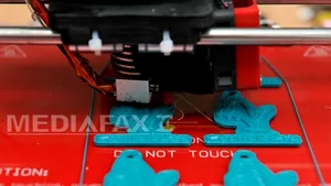 REPORTAJ: Un masterand clujean a construit imprimante 3D, cu care vrea să realizeze o proteză pentru mână