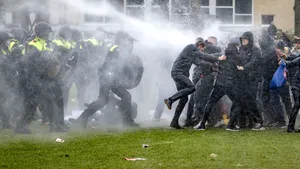 VIDEO Peste 240 de persoane au fost arestate în urma protestelor violente din Olanda