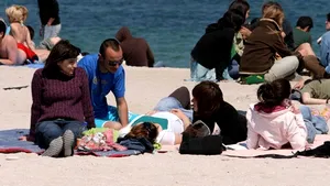 Peste 30.000 de turişti pe litoral de 1 Mai. Paradă cu maşini de epocă şi autobuze etajate la Mamaia
