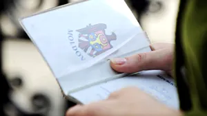 Moldovenii stau la coadă pentru documentele necesare obţinerii cetăţeniei române