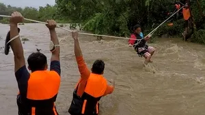 Ciclonul tropical Kompasu a făcut ravagii în Filipe: 9 morţi şi 11 oameni dispăruţi. Hong Kong închide şcolile în aşteptarea furtunii