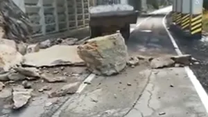 VIDEO | Bucăţi de stâncă s-au desprins sâmbătă şi au căzut pe Transfăgărăşan