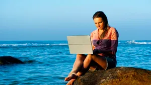 Cum se deconectează românii de la muncă: doar 28% reușesc să rupă total legătura cu munca în vacanță