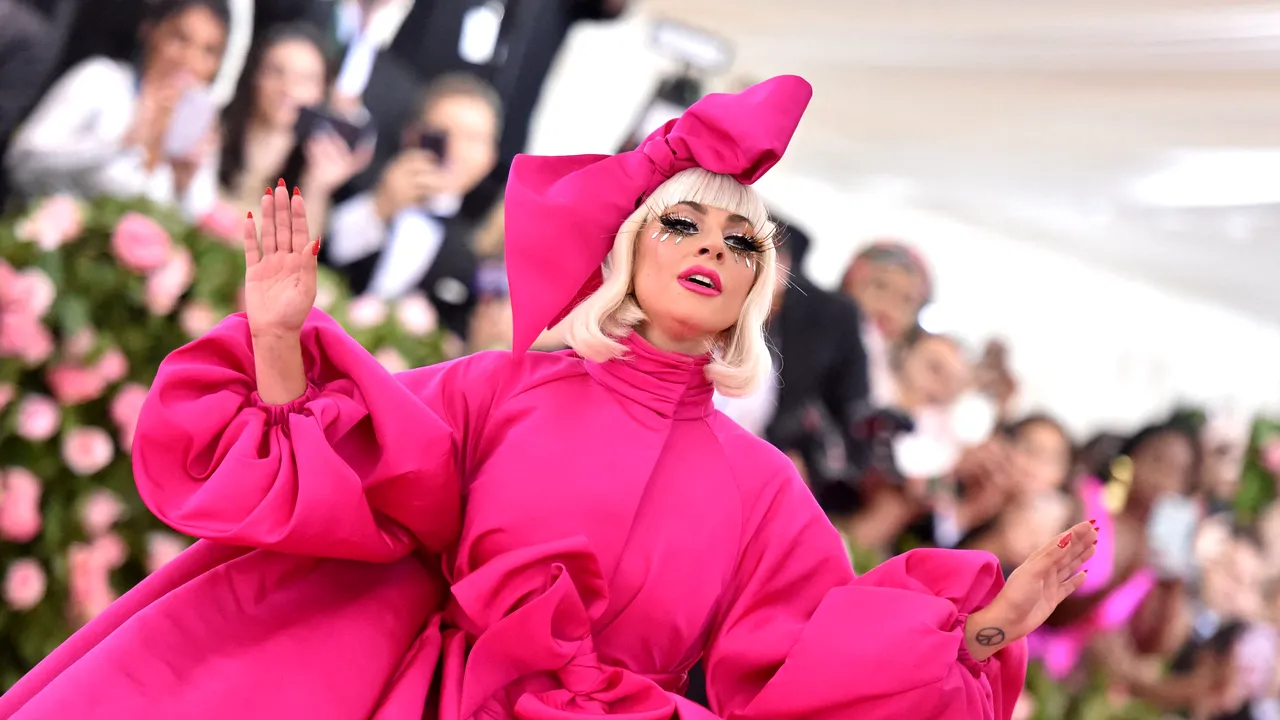 Extravaganţă sub privirile tuturor: Lady Gaga s-a dezbrăcăt „până la piele” la ediţia de anul acesta a Met Gala | VIDEO
