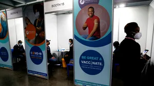 Cum sunt stimulaţi sud-africanii să facă vaccinul anti-COVID-19. Ideea ingenioasă cu care sunt atraşi