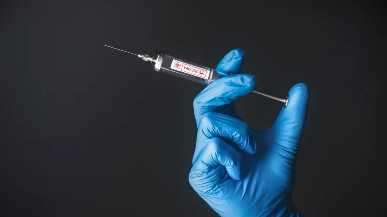 SUA aprobă primul vaccin antigripal pe bază de ARNm pentru persoanele de peste 50 de ani