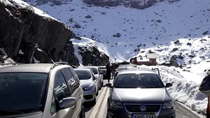 Aglomeraţie pe Transfăgărăşan: Între Bâlea Cascadă şi Bâlea Lac se circulă în coloane | FOTO