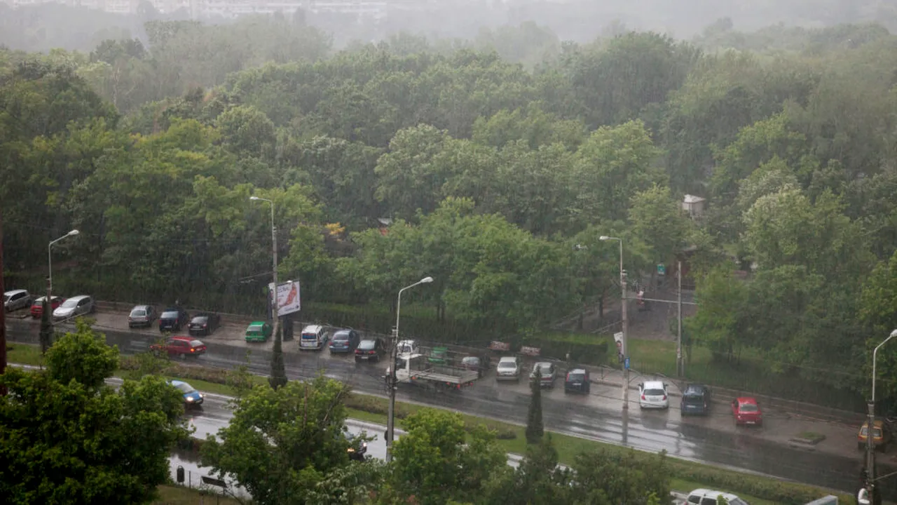 ANM: Vreme instabilă în București până marți seara. Sunt anunțate ploi, descărcări electrice și intensificări ale vântului
