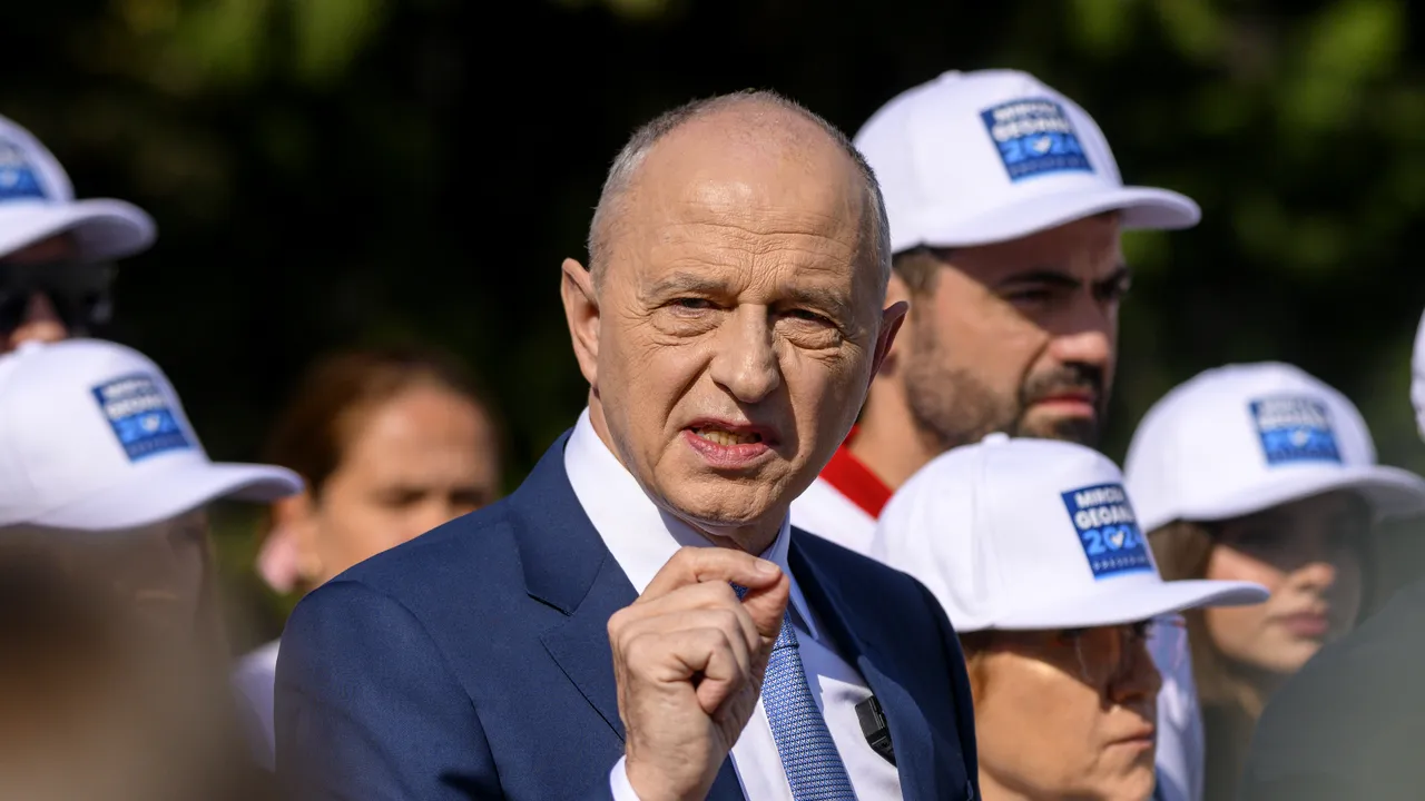 Mircea Geoană şi-a depus candidatura pentru alegerile prezidenţiale la Biroul Electoral Central