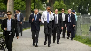 Obama s-a plimbat timp de câteva minute prin oraşul Washington