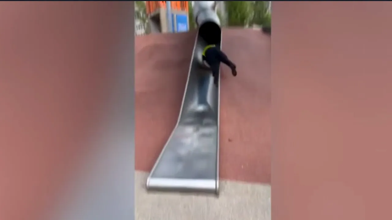 Un poliţist s-a făcut de râs încercând toboganul pentru copii. Ofiţerul s-a ales şi cu lovituri la cap

