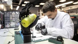 Revoluţia braţelor bionice: soldaţii ucraineni răniţi în război au o nouă şansă la viaţă şi mobilitate