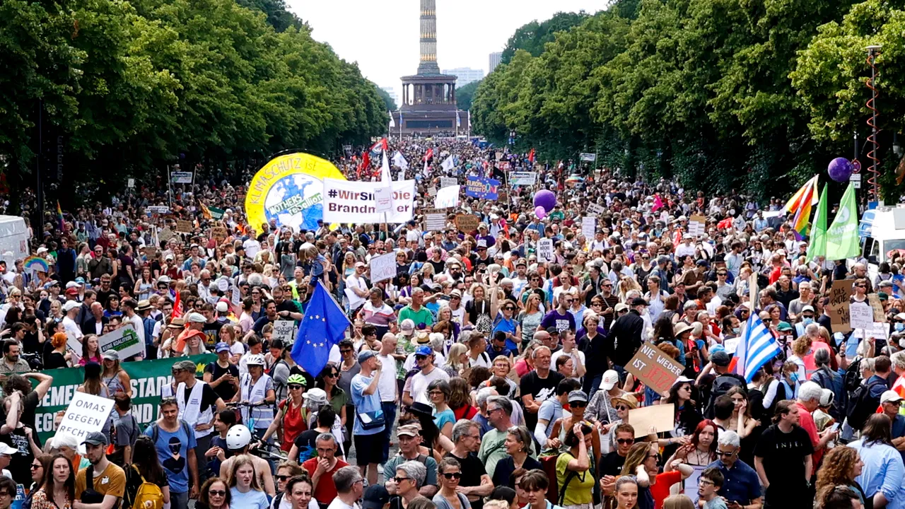 Zeci de mii de persoane au manifestat împotriva extremei drepte în Germania