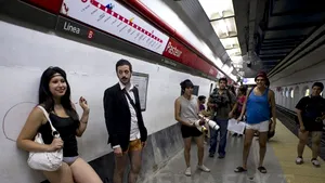 No Pants Subway Ride, pentru prima dată în Capitală. Călătorii, invitaţi să meargă fără pantaloni în metrou