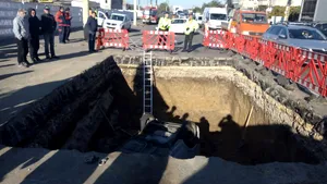 O maşină a căzut într-o groapă de cinci metri, pe o stradă din Constanţa, peste un muncitor care înlocuia conducte | FOTO