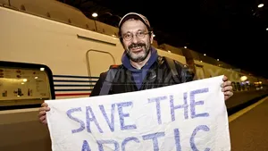 Cinci activişti britanici şi unul canadian au părăsit Rusia