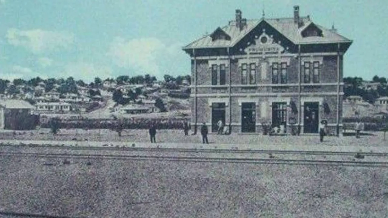 O GARĂ monument istoric din Galaţi a ajuns o ruină. În loc să fie refăcută, CFR a cerut declasarea ei. Trenurile opresc din ce în ce mai rar aici - FOTO 