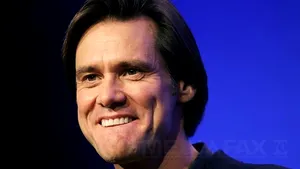 Jim Carrey, fotografiat în compania noii sale iubite, pe o plajă din Malibu