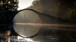 Podul despre care se spune că a fost făcut de forţe malefice. Trecerea lui este interzisă | VIDEO