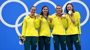 Jocurile Olimpice: Sportivii medaliaţi au voie să stea 30 de secunde fără mască pe podium. Îmbrăţişările, interzise