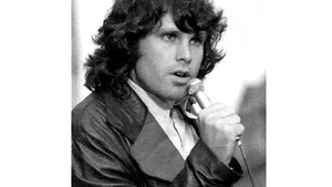 Jim Morrison, reabilitat pentru acuzaţia de exhibiţionism, după 40 de ani