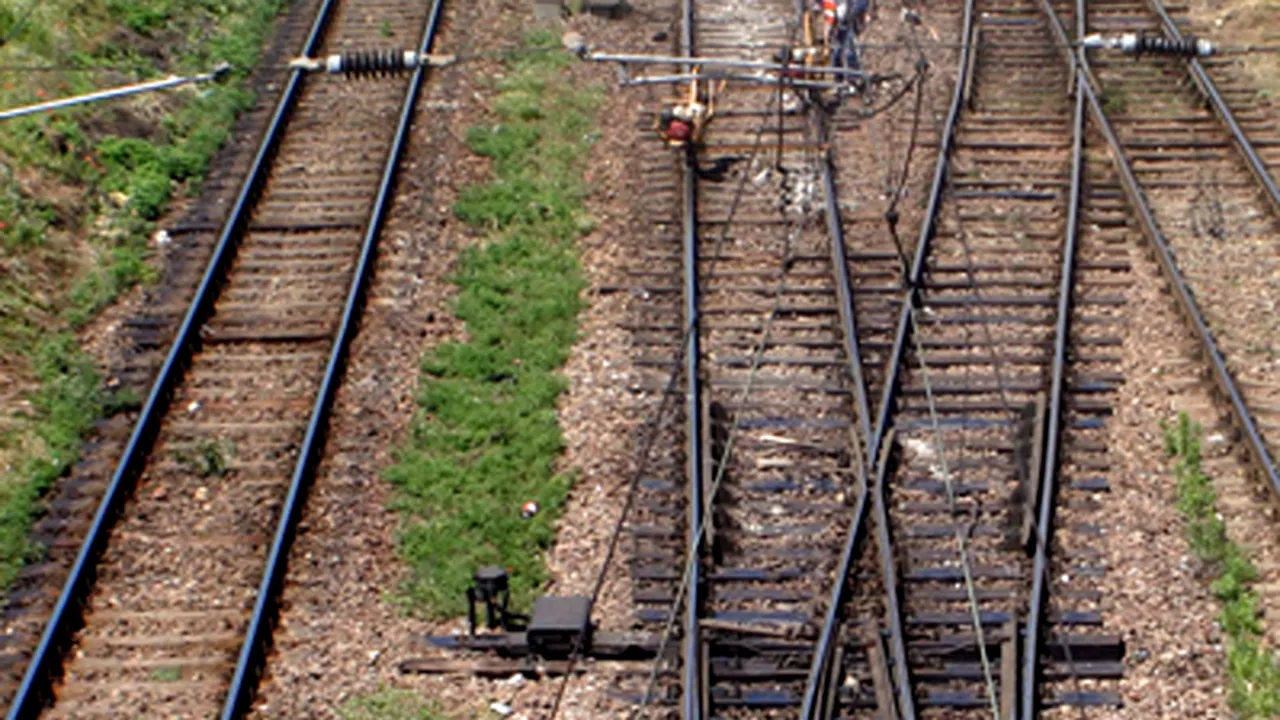 Un tren a lovit un tir la o trecere de cale ferată din Călăraşi