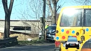 FOTO | Accident cu maşina Poliţiei. O autospecială a intrat într-un stâlp pe drumul de centură 