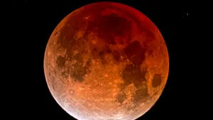 Două fenomene astronomice simultane: Planeta Marte şi Luna „sângerie” vor încânta amatorii de astronomie vineri noaptea  