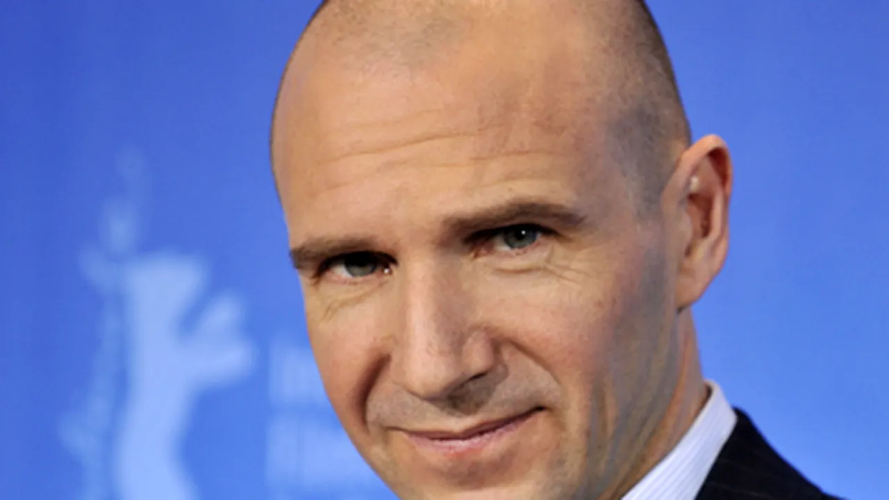 Ralph Fiennes debutează ca regizor (Video)