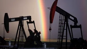 Prețul petrolului își revine după amenințările lui Trump privind cumpărătorii de țiței rusesc