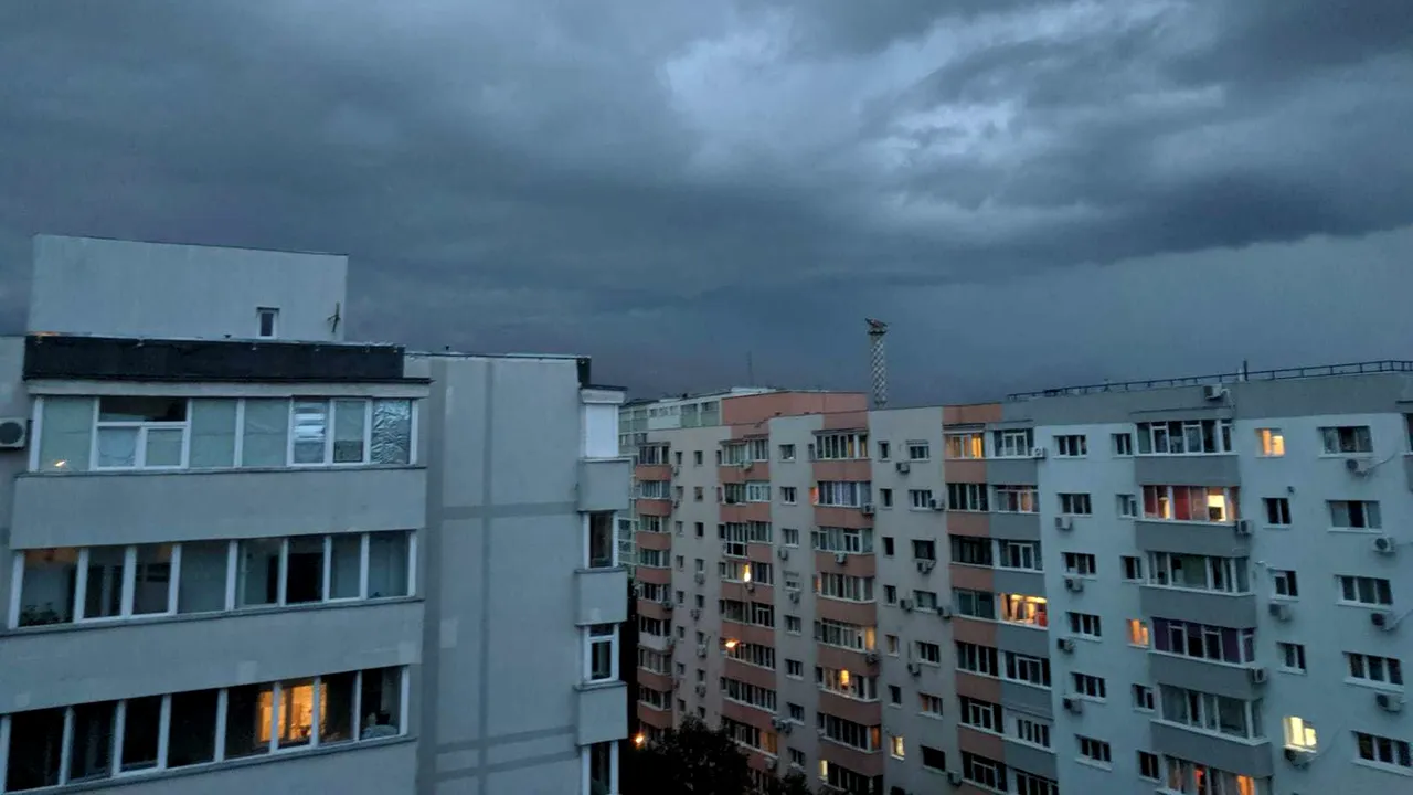 Cod galben de PLOI şi descărcări electrice în patru judeţe din Transilvania