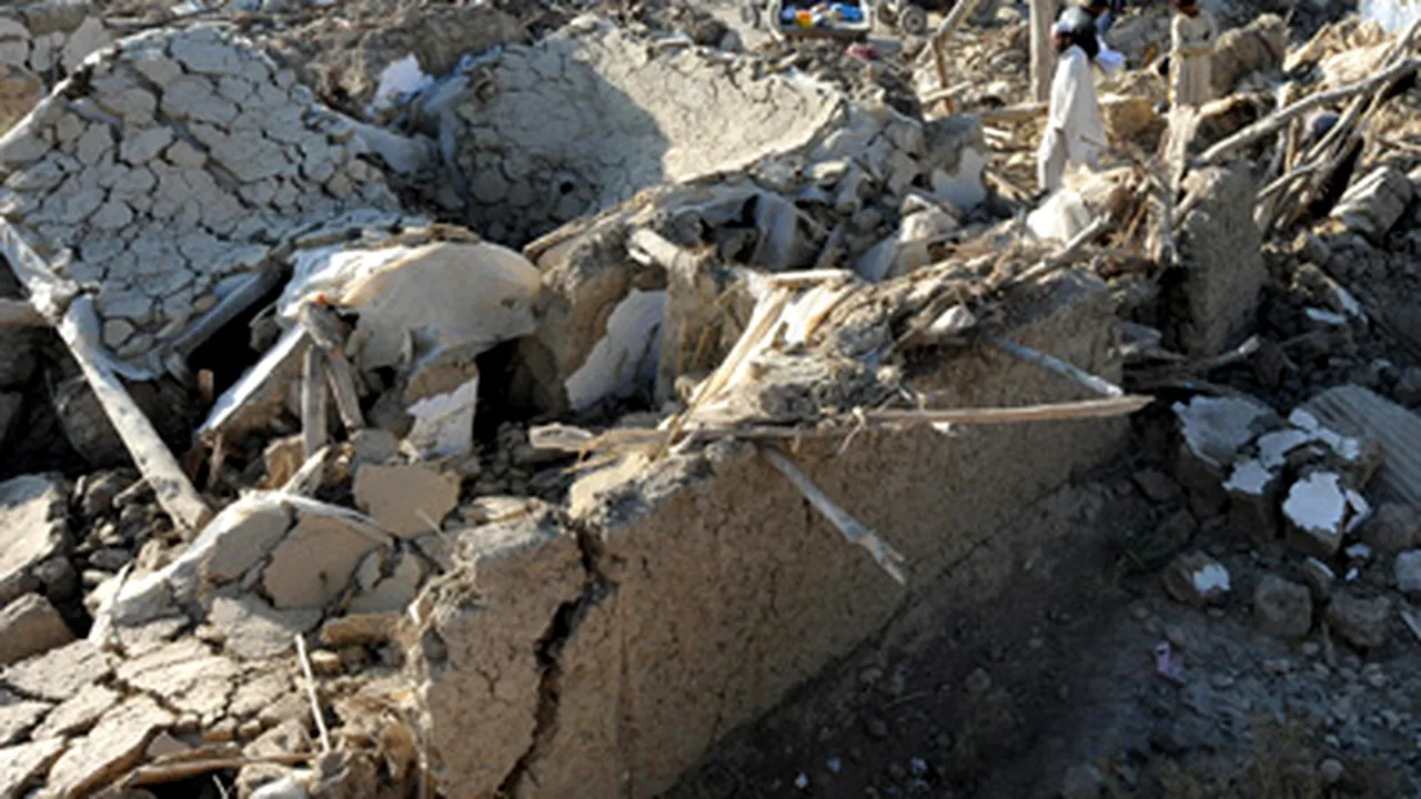 Cel puţin 215 morţi în urma seismului din Pakistan, potrivit unui nou bilanţ