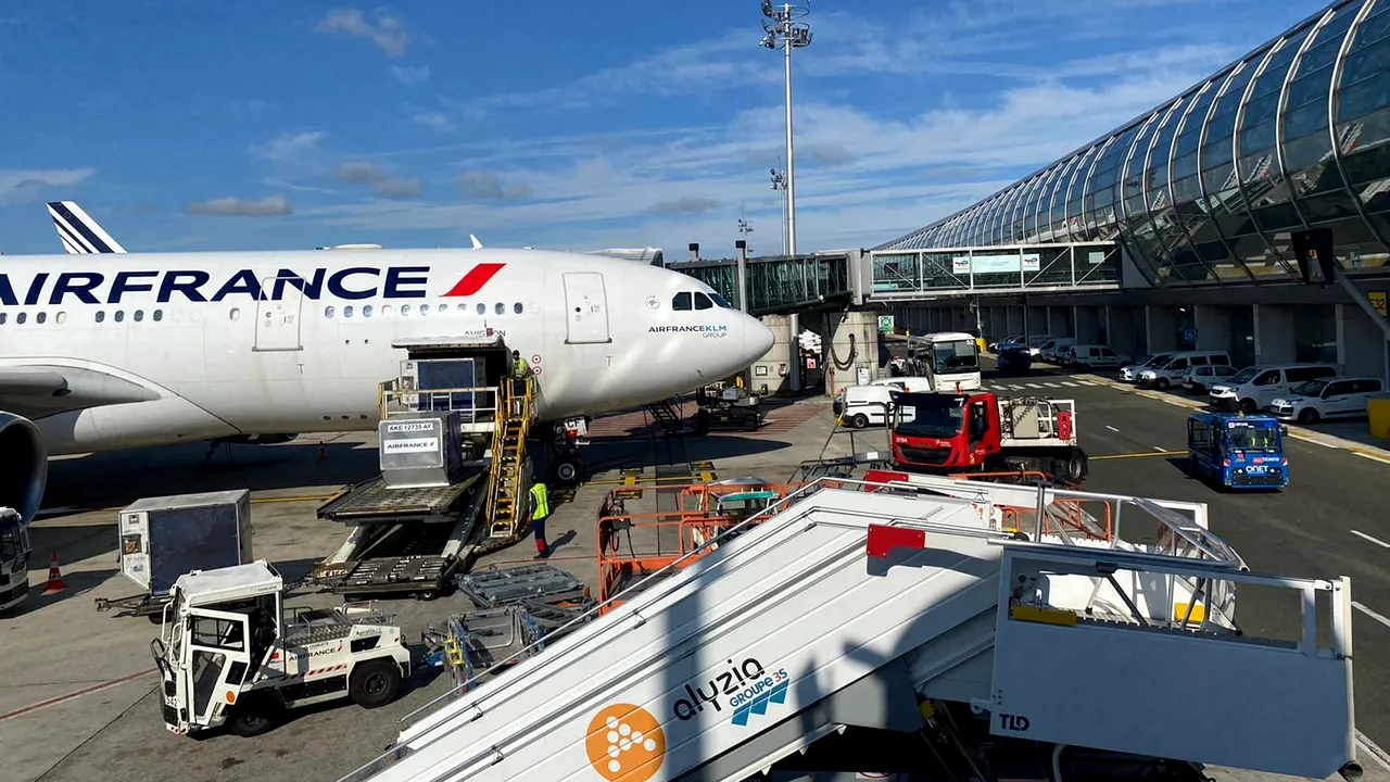 Traficul aerian din sud-estul Franţei, dat peste cap după ce o antenă a fost lovită de fulger