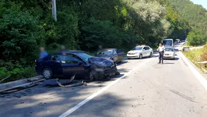 Accident GRAV pe Valea Oltului: Un vehicul s-a izbit într-un MICROBUZ de călători. UPDATE Bilanţul victimelor/ Primele IMAGINI 
