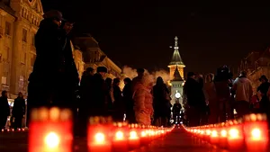 Cruce imensă, din candele, în memoria eroilor căzuţi la Revoluţie, în centrul Timişoarei