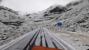 Prima zăpadă pe Transfăgărăşan şi Transalpina. Avertismentul drumarilor pentru amatorii de munte 