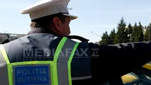 Poliţist luat pe capota maşinii de către un taximetrist care a refuzat să oprească