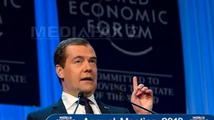 Medvedev: Riscul prăbuşirii pieţelor materiilor prime, principalul pericol pentru economia Rusiei