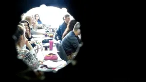 REPORTAJ: Elevii unui liceu din Cluj învaţă înghesuiţi în clase amenajate iniţial ca dormitoare. Unii copii s-au îmbolnăvit - FOTO