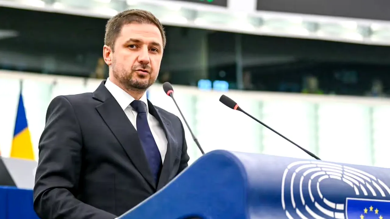Adrian Axinia (europarlamentar AUR): Avem un Președinte ilegitim posibil infractor. El trebuie suspendat și demis din funcție