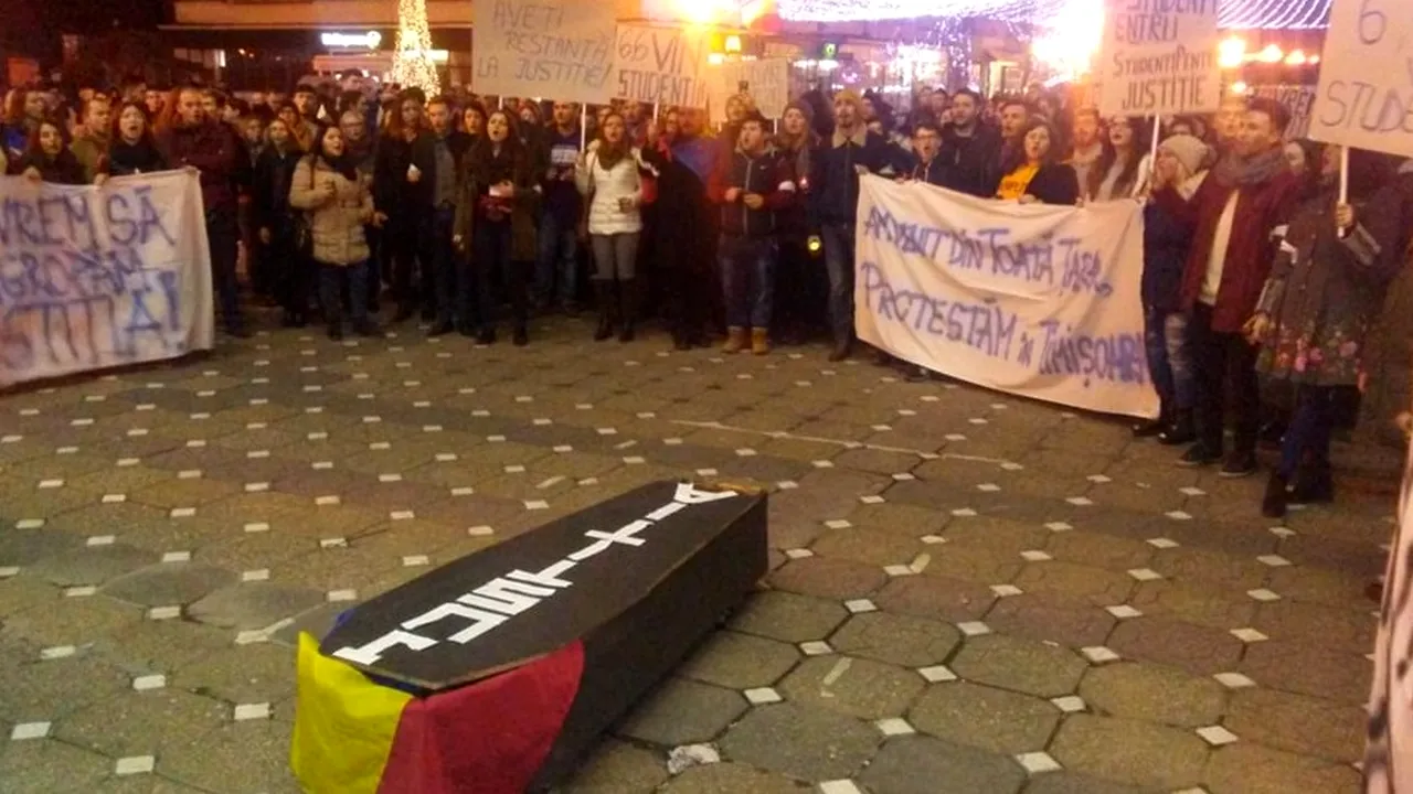 Peste 200 de studenţi din întreaga ţară au protestat la Timişoara faţă de Legile Justiţiei. Tinerii au purtat pe străzi un sicriu pe capacul căruia scria 