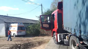 Accident teribil în Constanţa. O ambulanţă a intrat într-o casă, încercând să evite un TIR